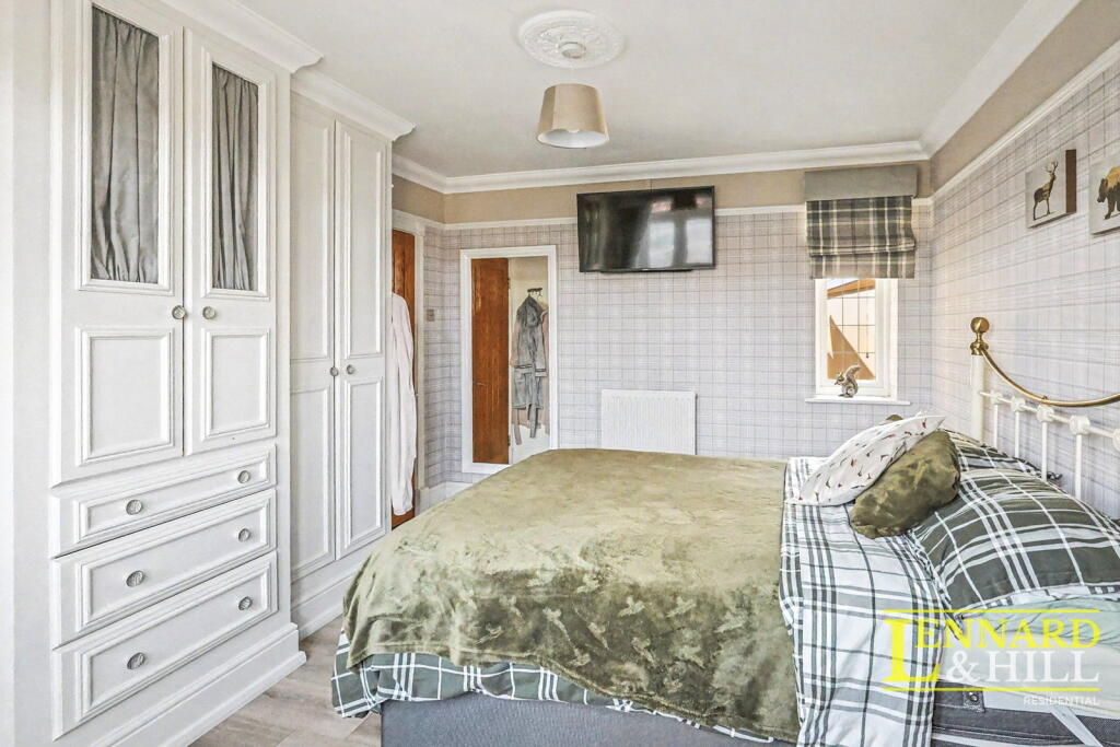 King Edward Drive, Woodside, RM16 2GD photo 4