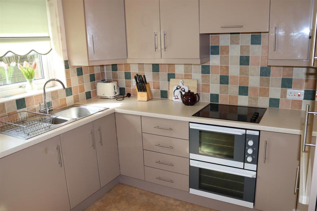 Twyford Close, Aldridge photo 4