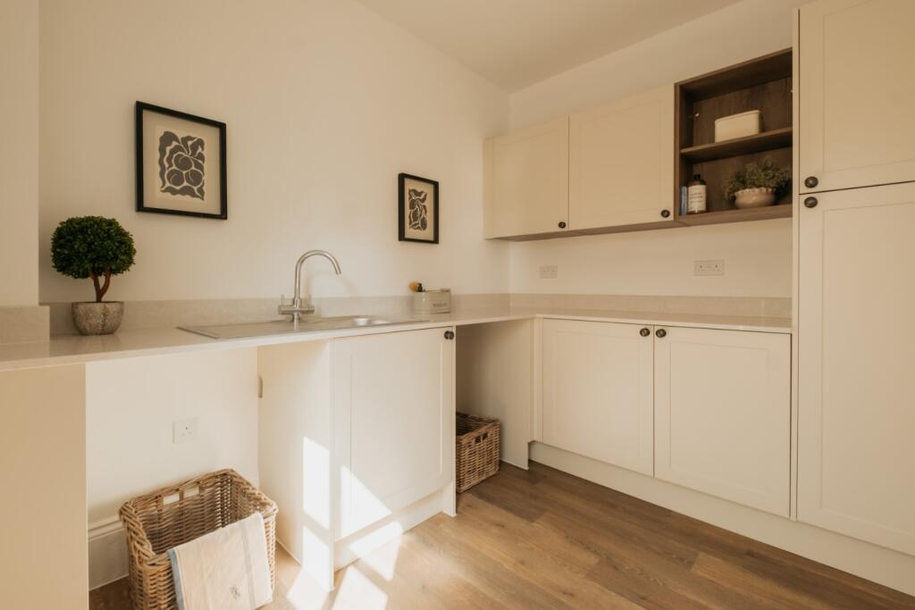 House in Hart, Hillside, Odiham - More