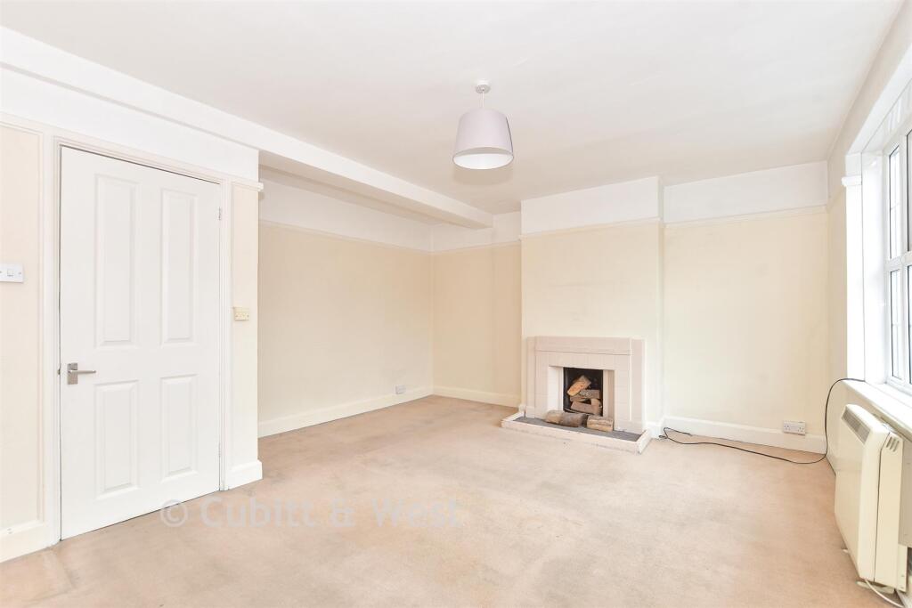3-bed flat on High Street, Uckfield, East Sussex, £190,000