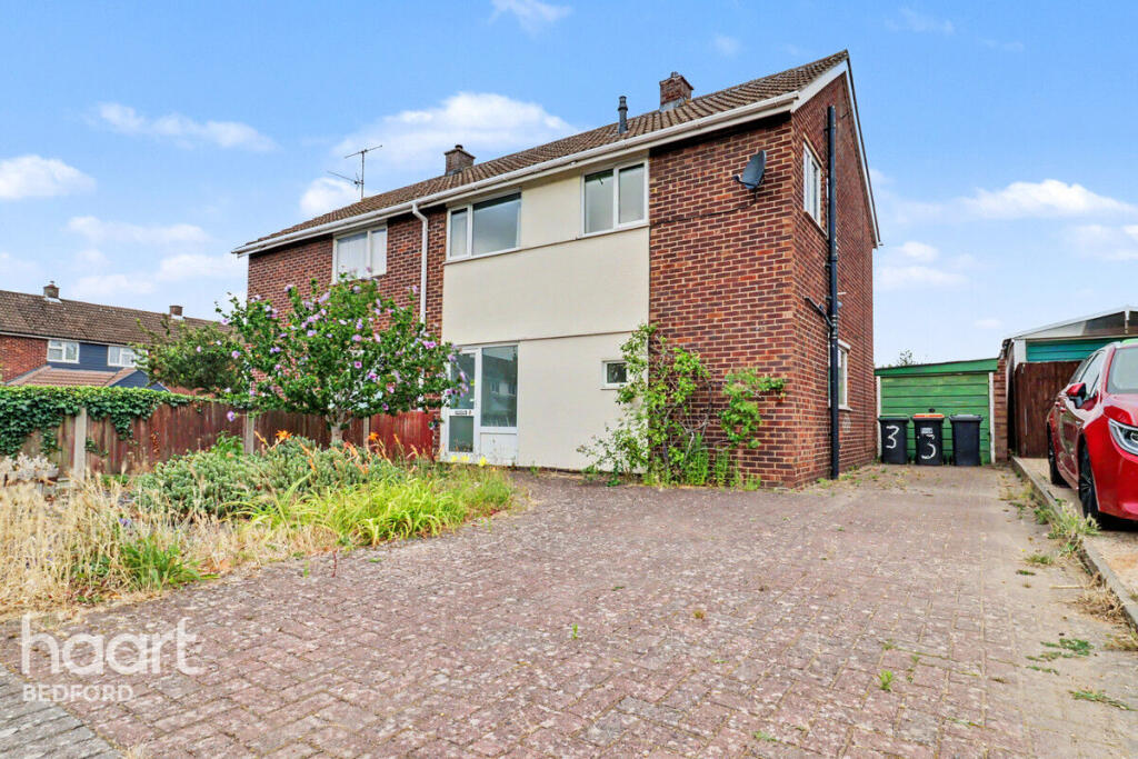 3-bed semi-detached on Duke Drive, Bedford, £265,000