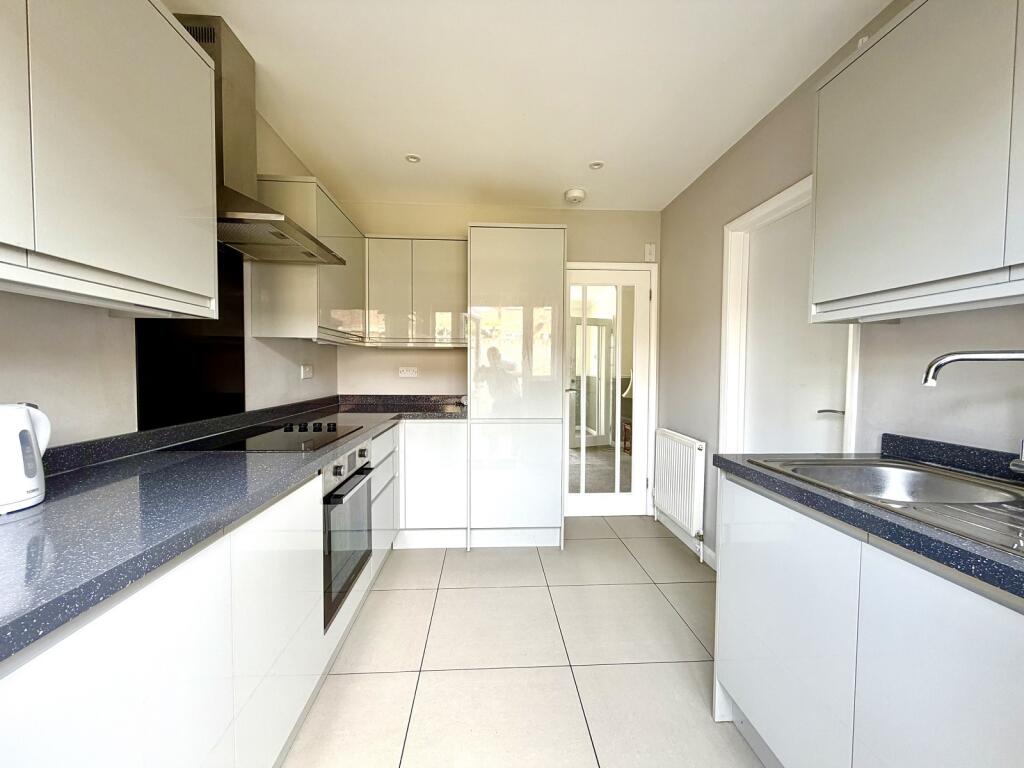 House in London, Royal Borough of Kingston upon Thames - View 3