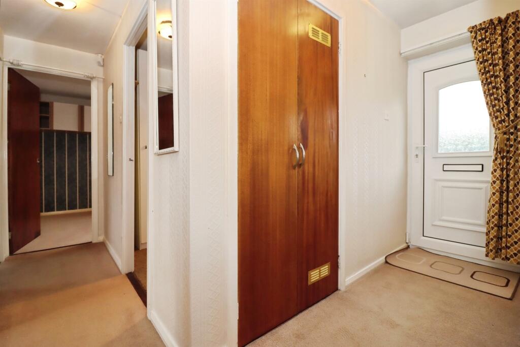 Bentinck Drive, Clowne, CHESTERFIELD photo 2