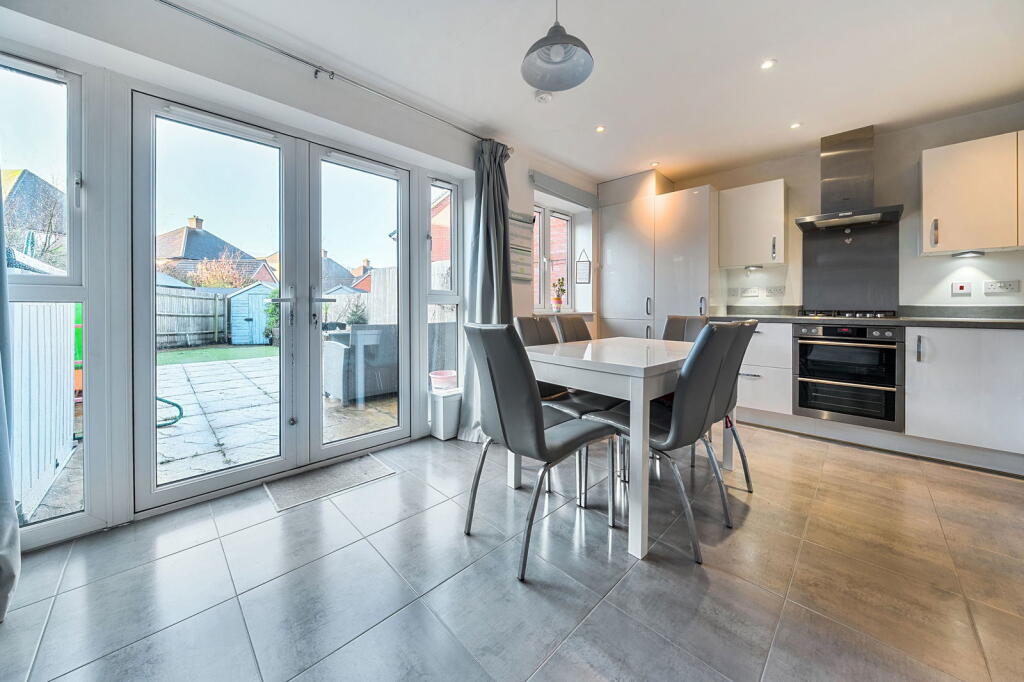 House in Basingstoke and Deane, Longacre, Kempshott Park - View 2
