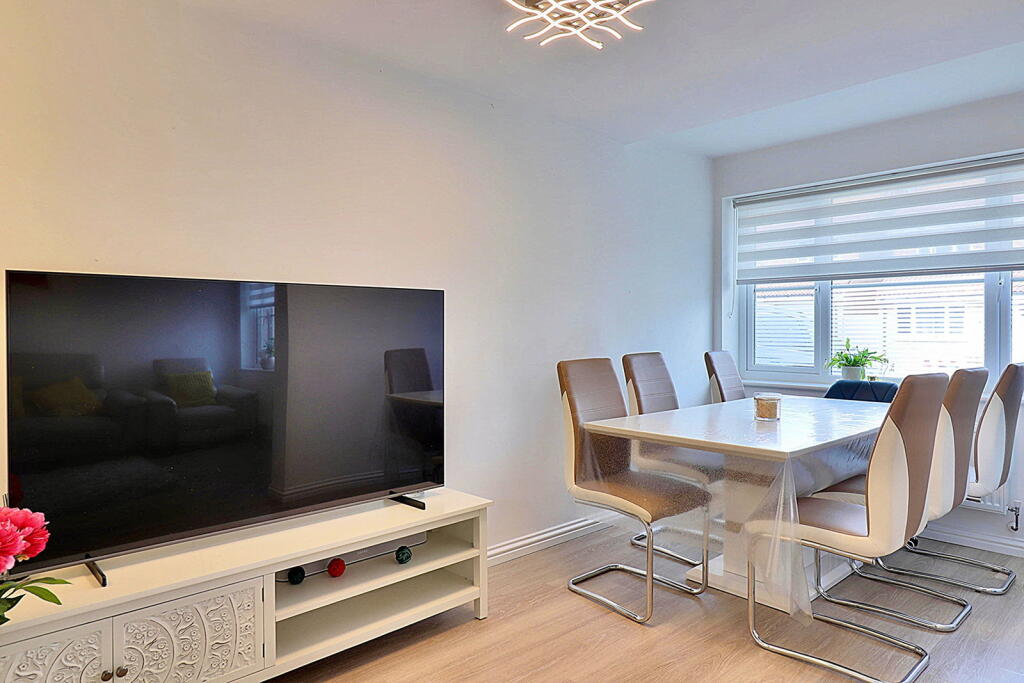 House in Cardiff, St Mellons, Trowbridge - View 4