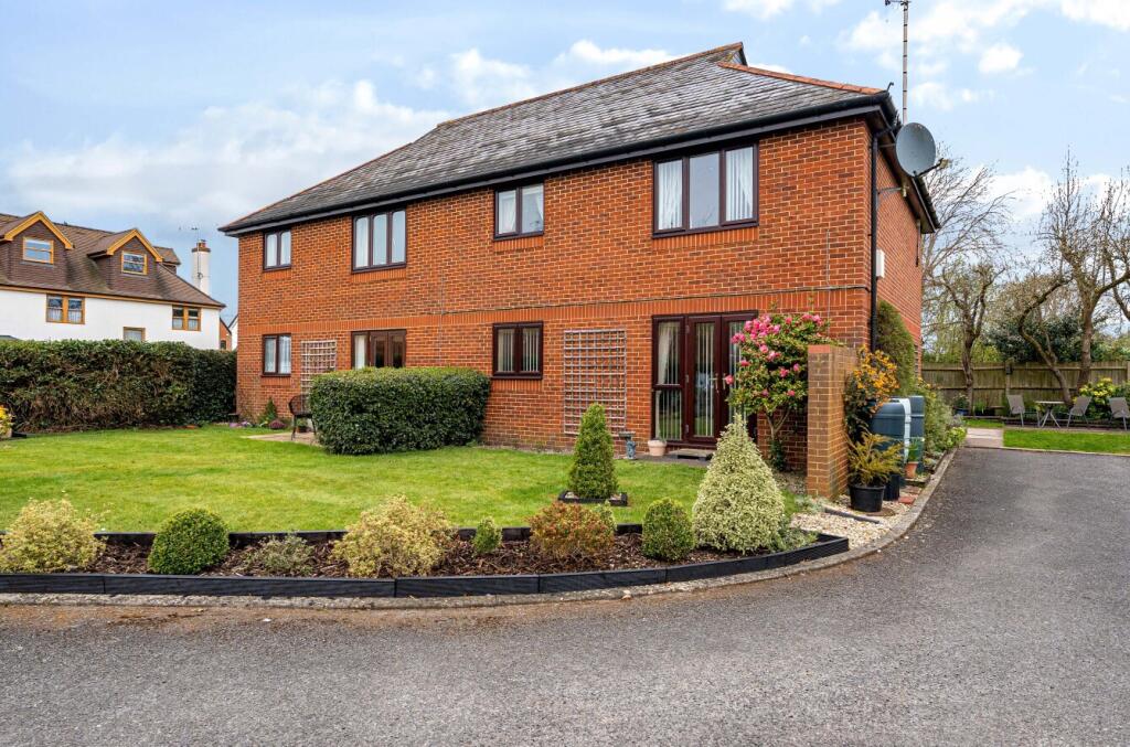 2-bed flat on Badgers Croft, Victoria Road, Mortimer Common, Reading, RG7, £190,000