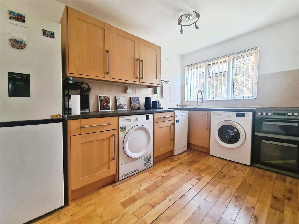 Apartment in Southampton, Millbrook - View 2