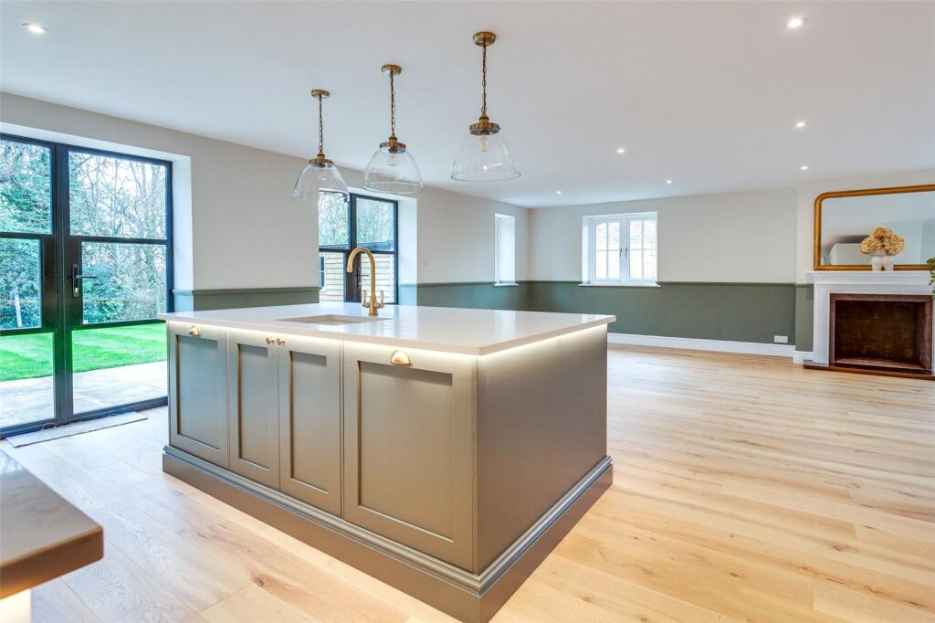 Winter Hill Road, Pinkneys Green, Nr Maidenhead, Berkshire, SL6 photo 2