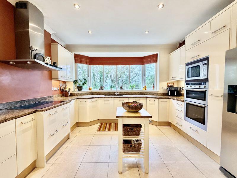 Harvest Hill, Bourne End photo 3
