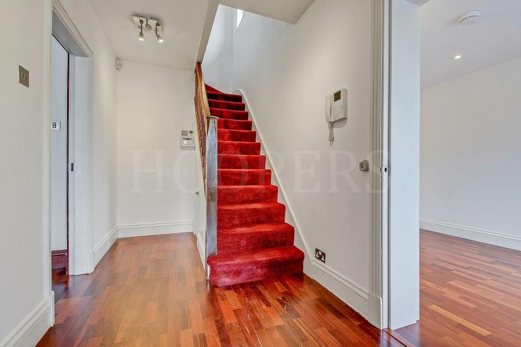 House in London - View 2