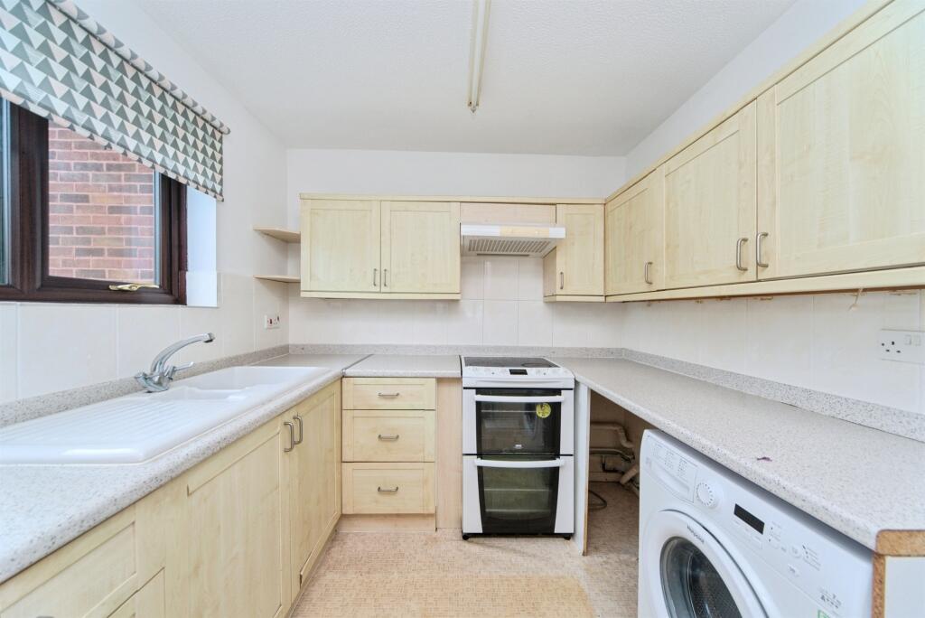 Swanley Close, Eastbourne photo 2