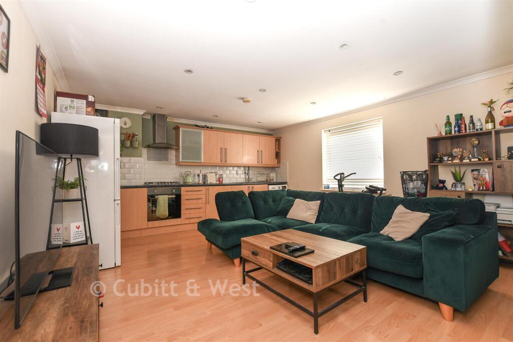 Apartment in Reigate and Banstead, Whitebushes - View 4