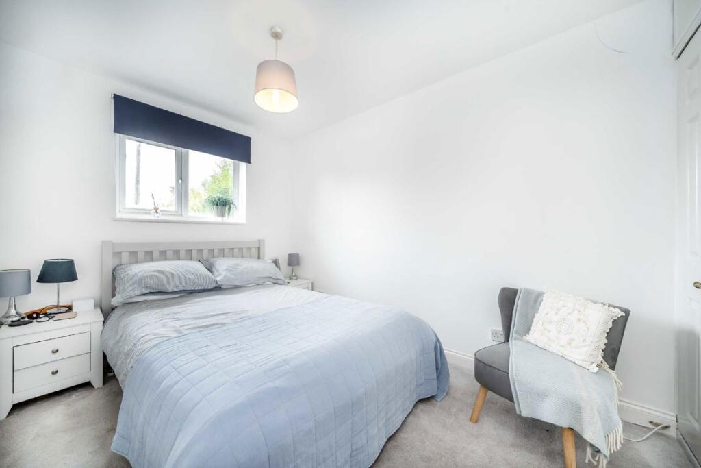 House in Twickenham - More