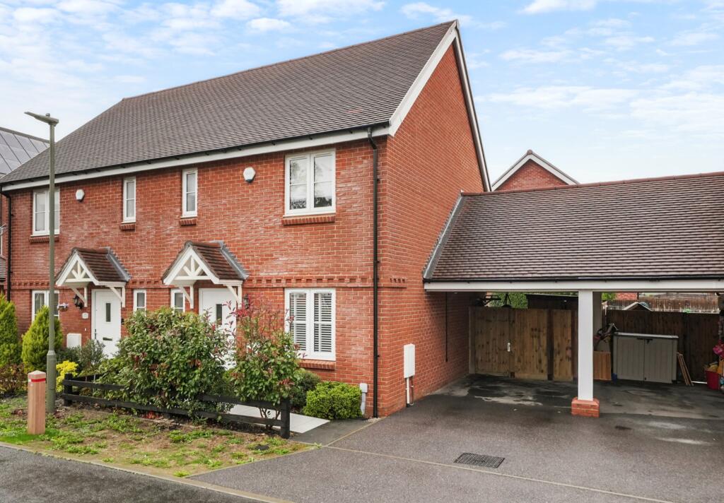 3-bed semi-detached on Rathbone Crescent, Horley, RH6, £425,000