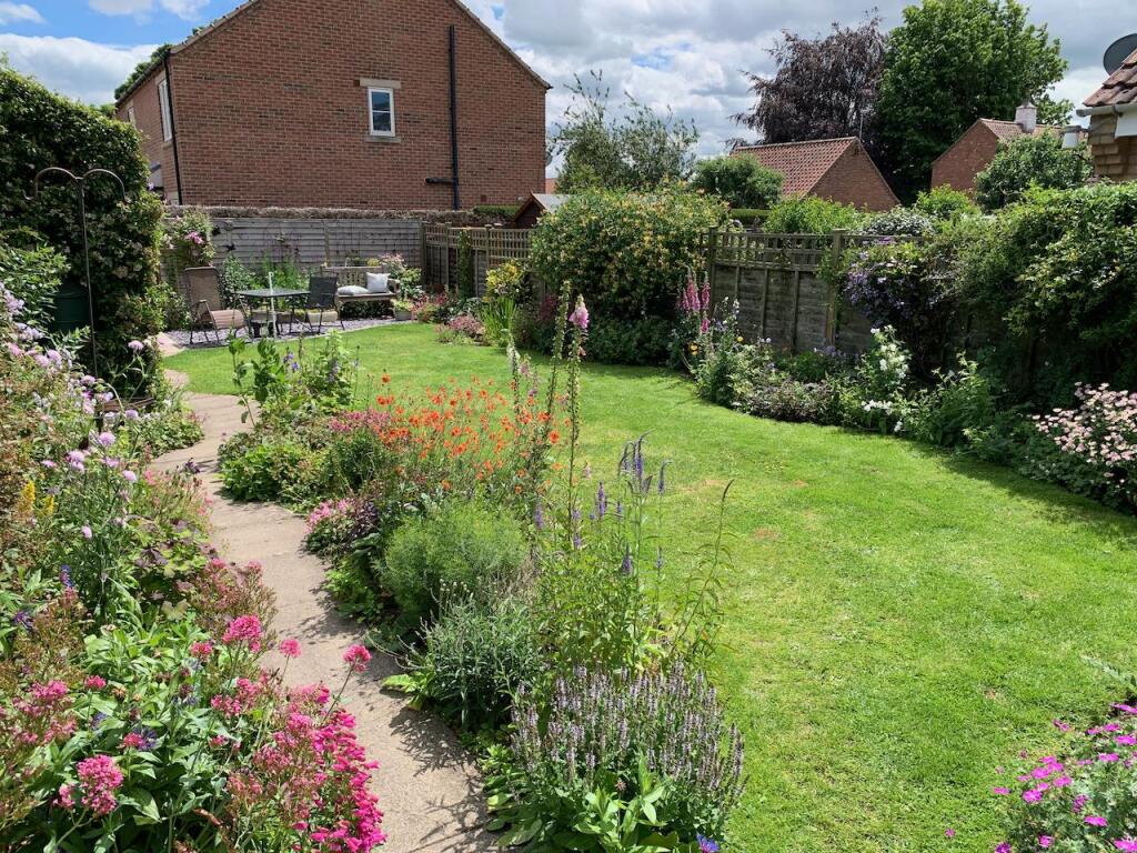 22 Outgang Road, Pickering, North Yorkshire, YO18 7EL photo 2