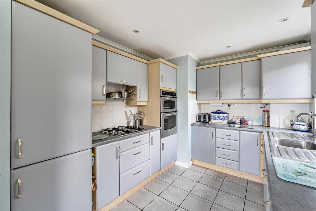 21, Fox Close, Bridport photo 3