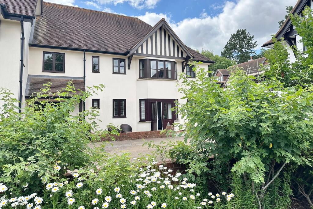 2-bed flat on Stretton Close, Penn, HP10, £368,000