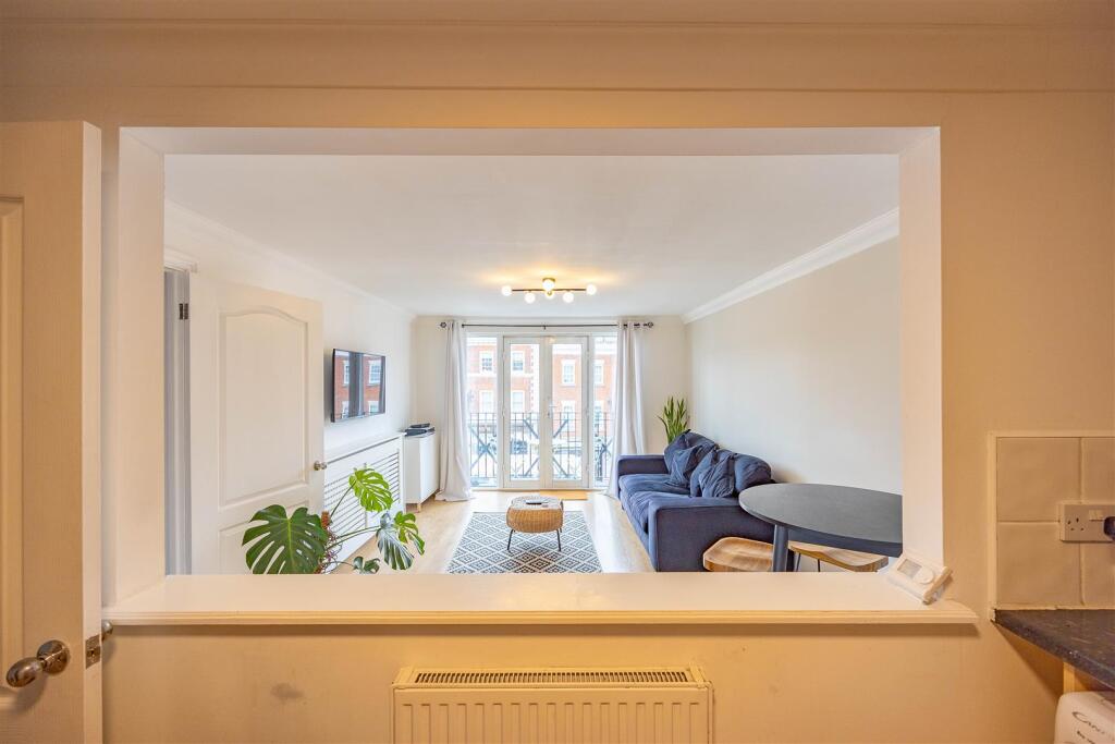Apartment in Southend-on-Sea, Leigh-on-Sea - View 2