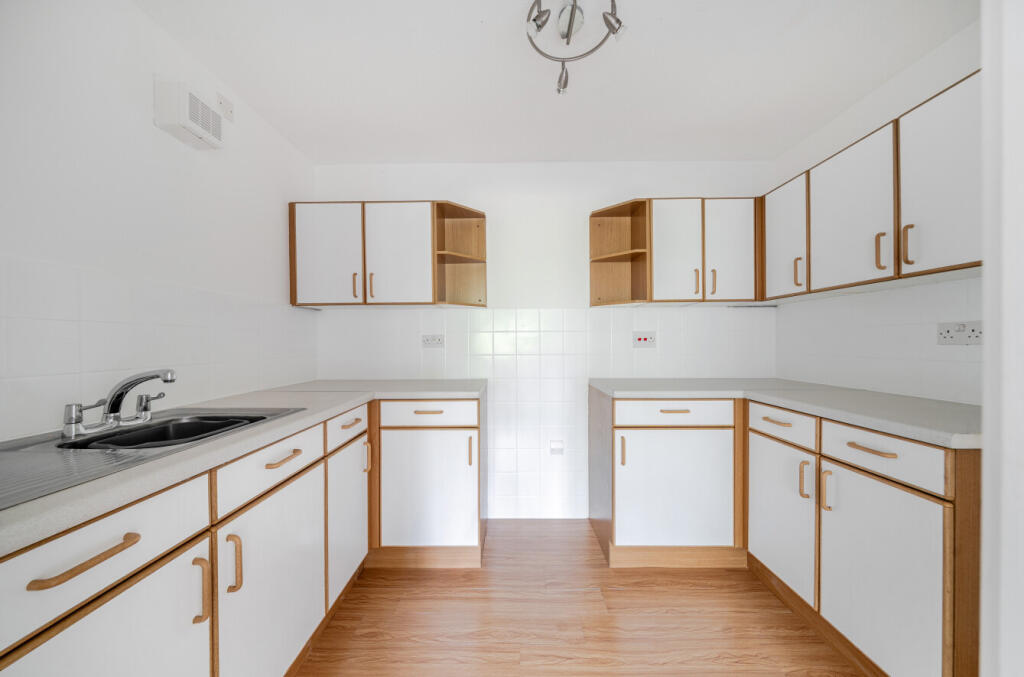 Allingham Court, Summers Road, Farncombe, Surrey, GU7 photo 4
