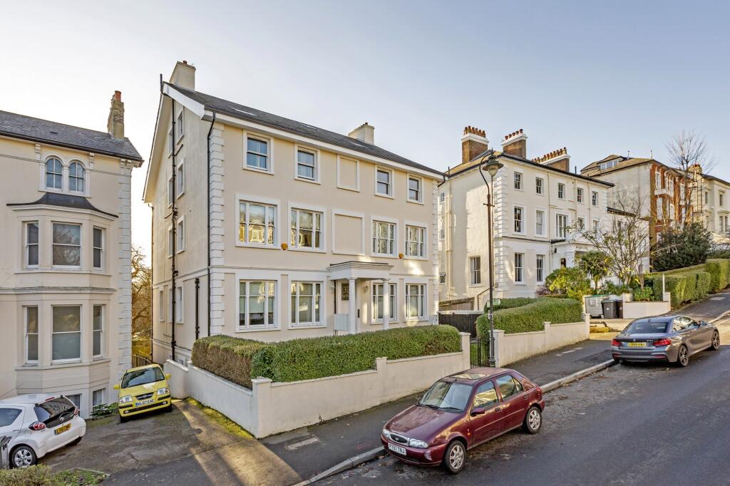 2-bed flat on Belvedere Road, SE19, £425,000