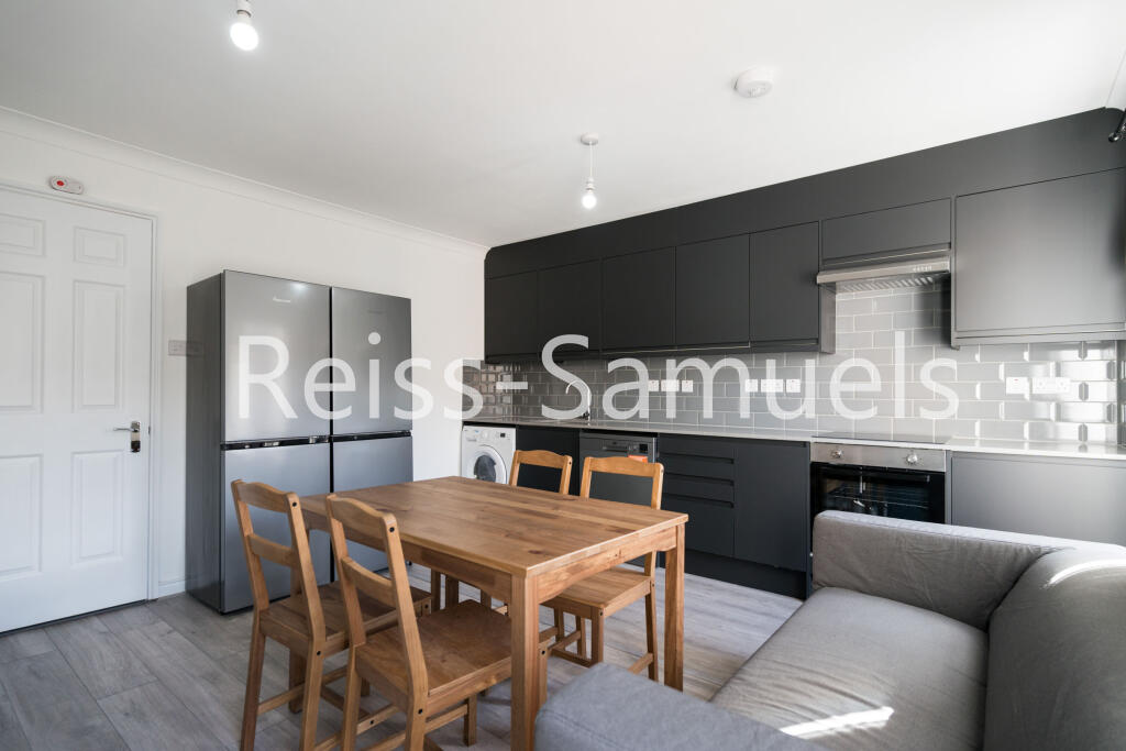 6 bedroom semi-detached house for rent