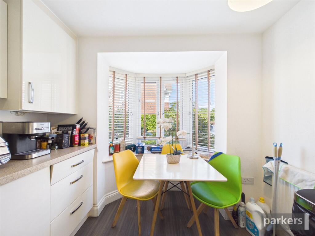 Jasmine Square, Woodley, Reading, Berkshire, RG5 photo 4