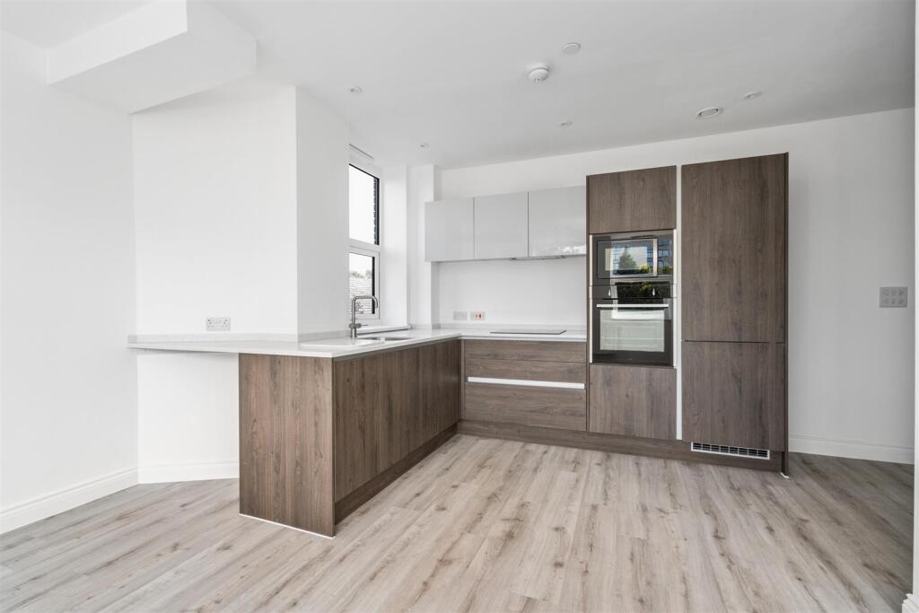 Additional image 3 of Apt 6, Warwick House, 737 Warwick Road. Solihull.