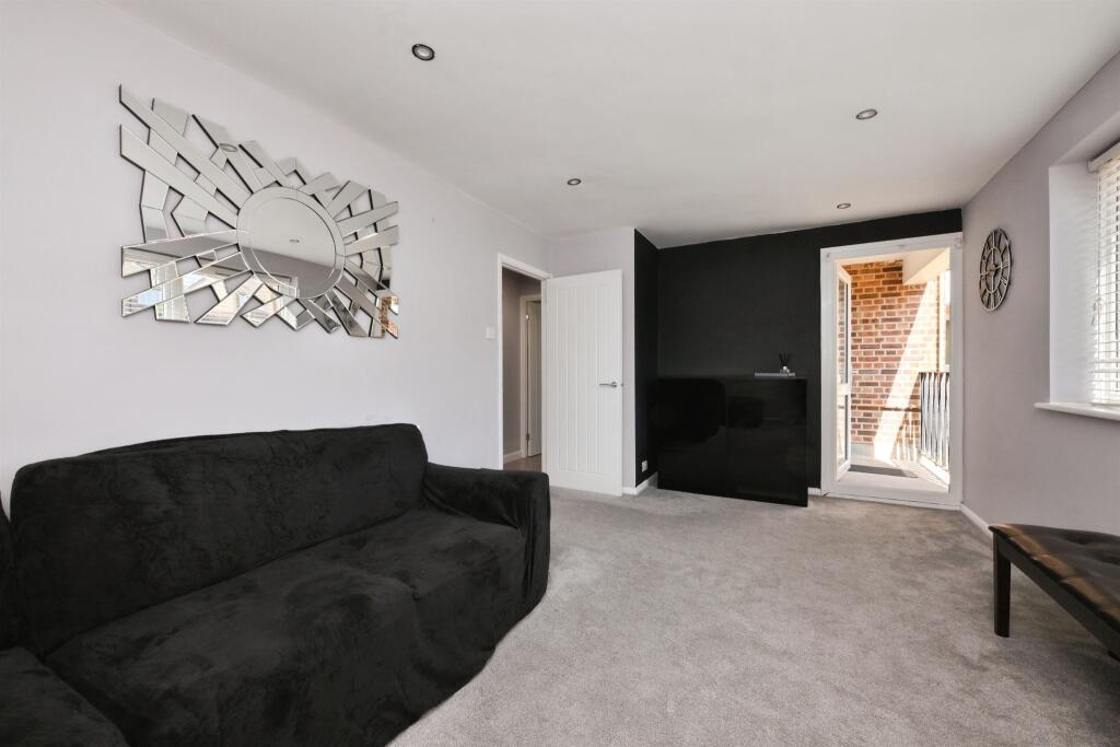 Apartment in East Hertfordshire, Ware - View 2