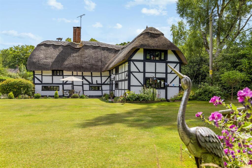 Main image of property: Reading Road, Yateley Common, GU17
