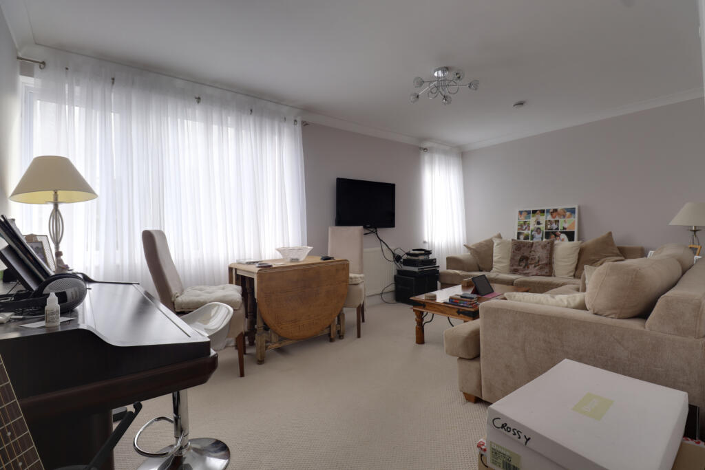Hutton Road, Shenfield, CM15 photo 3