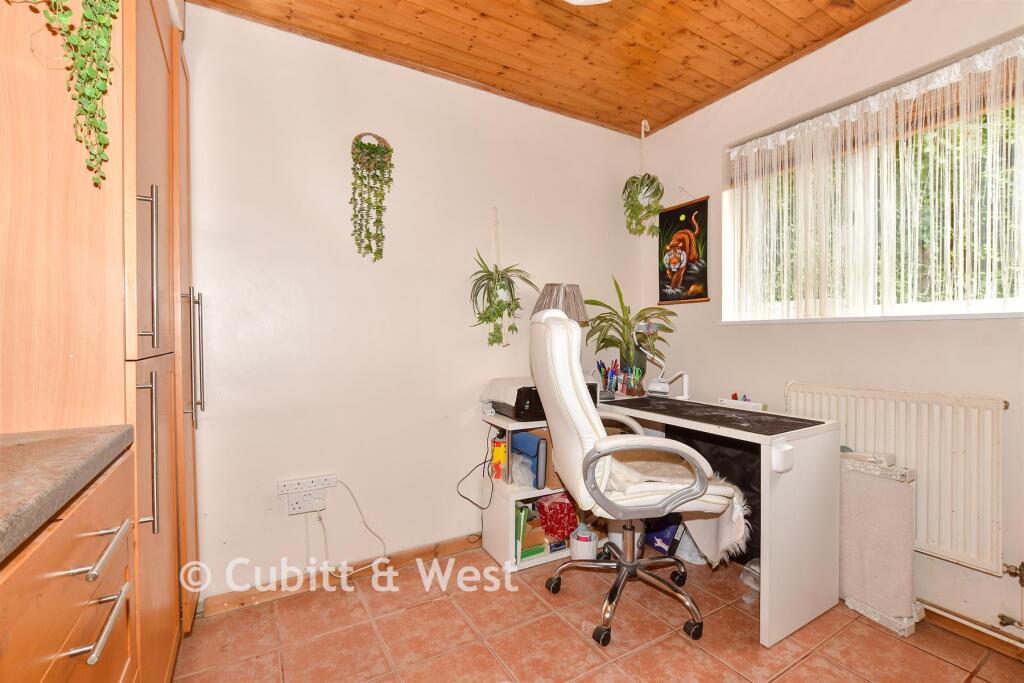 House in London, Forestdale - More