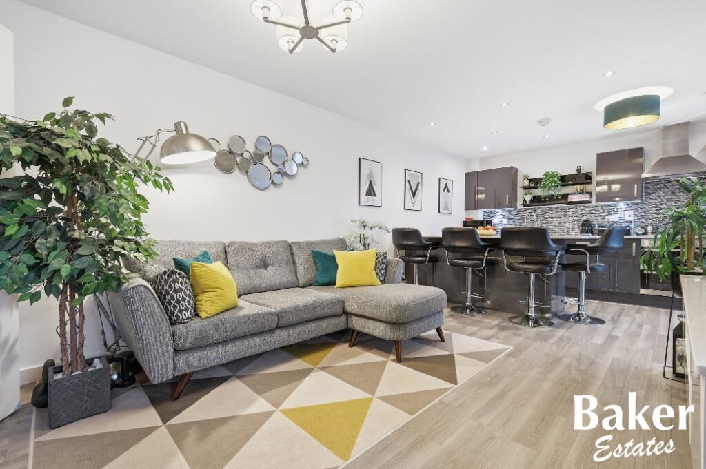Marine Crescent, Hainault, London, IG6 - View 2