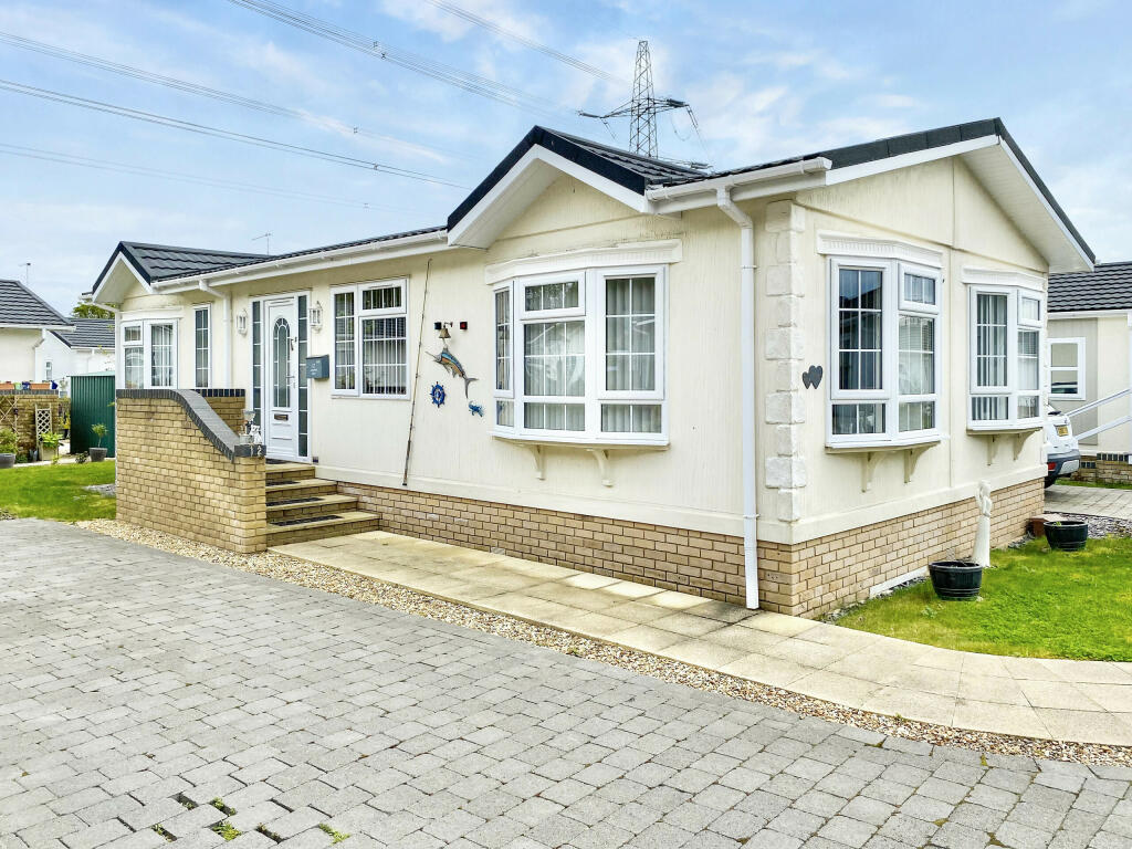 2-bed caravan on Deer's Court, Horton Road, Three Legged Cross, BH21, £190,000
