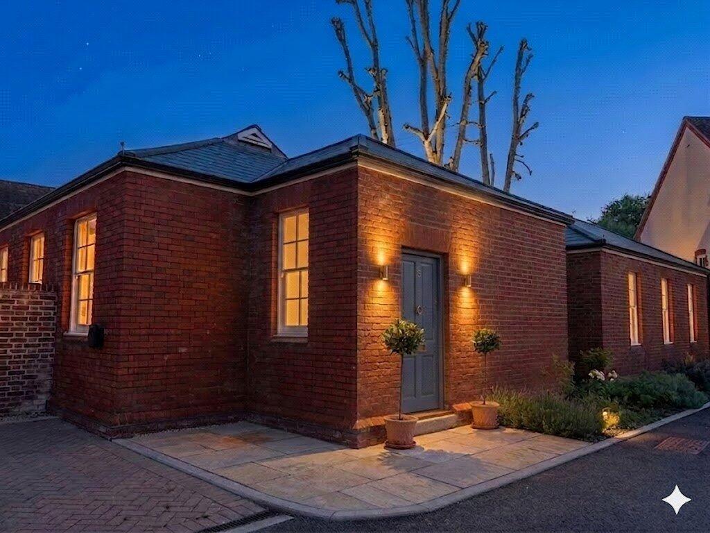 3-bed detached on St Peters Mews The Parade, Marlborough, Wiltshire, SN8, £850,000
