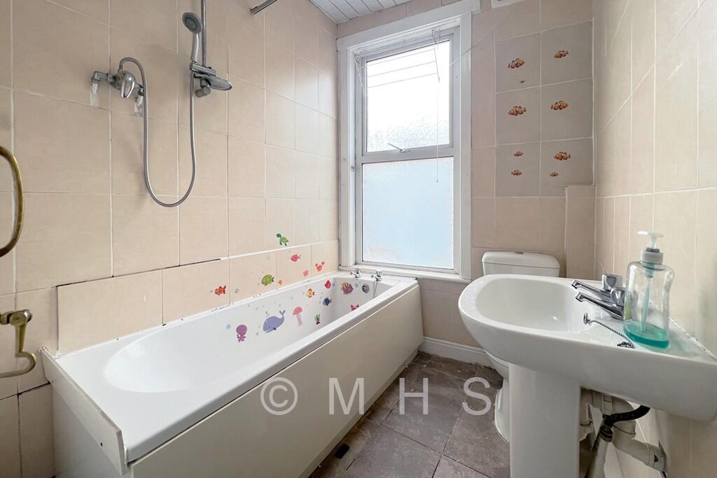 House in Leeds, Hyde Park - More