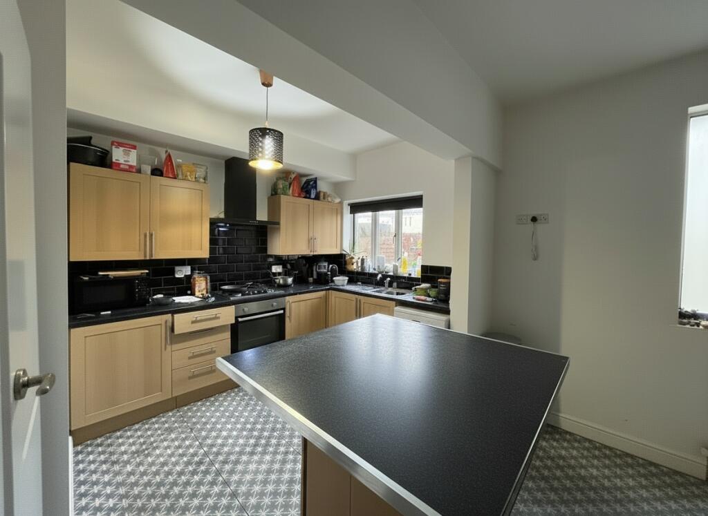 Main image of property: Beeston Road - 4 Bed Ex Bills, Dunkirk, East Midlands, NG7