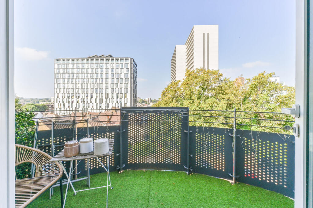 Apartment in Croydon - View 4