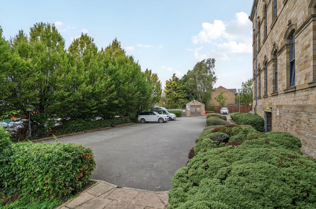 Apartment in Kirklees, Hill Top Estate, Healey - View 5