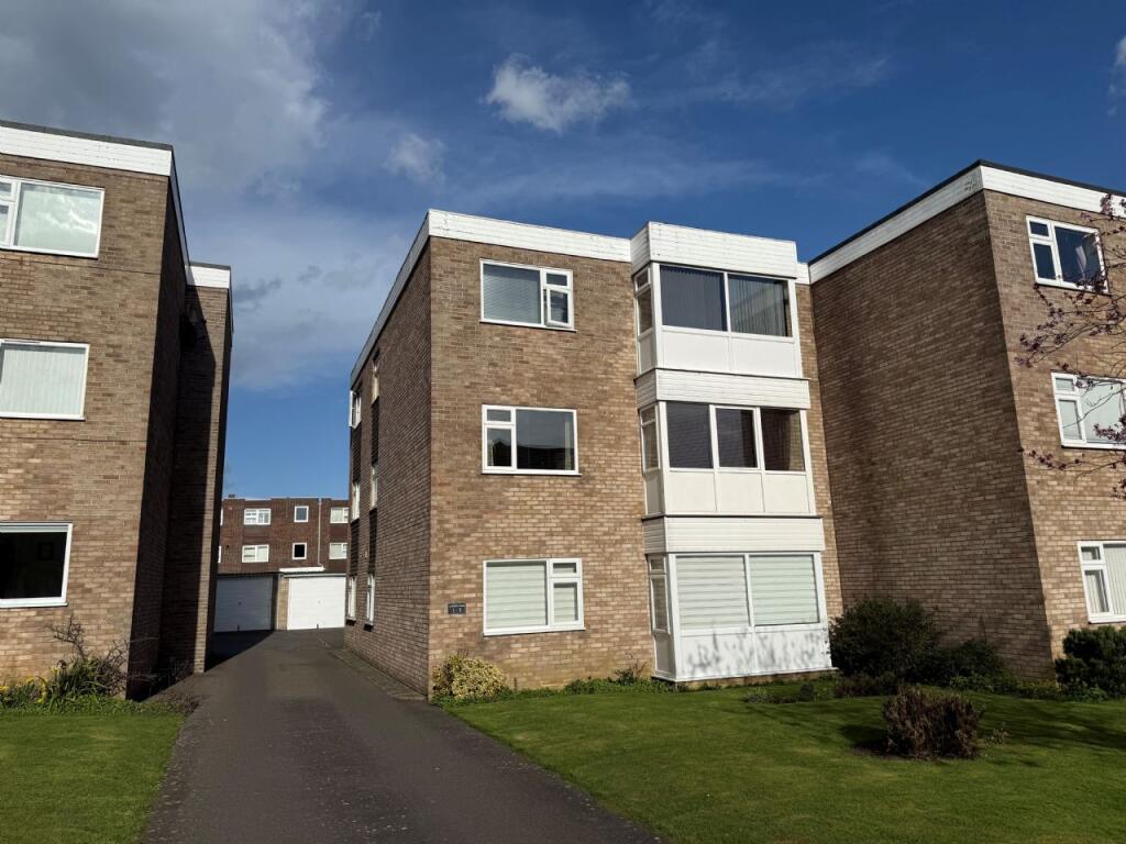3-bed flat on Queens Road, Frinton-on-sea, £239,995