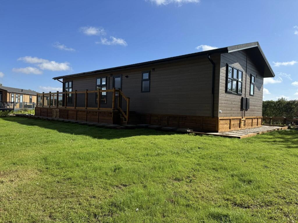3-bed caravan on Cherry Burton Luxury Lodge Park, Leconfield Road, Cherry Burton, East Riding of Yorkshire, HU17 7LJ, £200,000