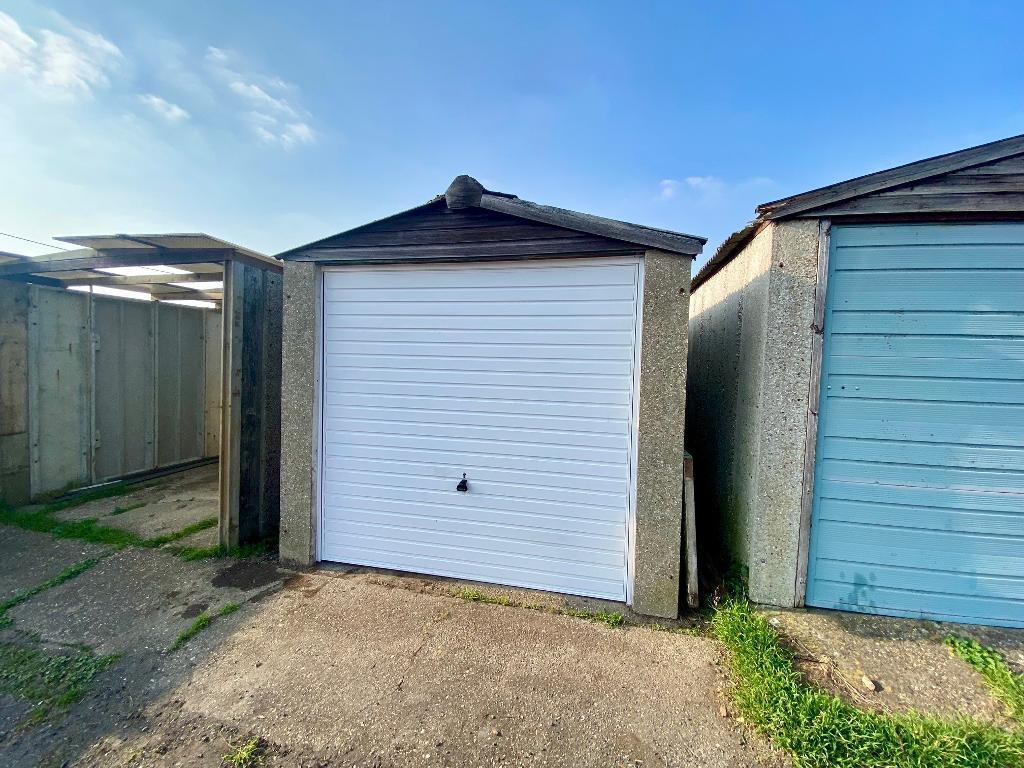 Studio parking on Giffords Cross Avenue, Corringham, Essex, SS17 7NH, £12,000
