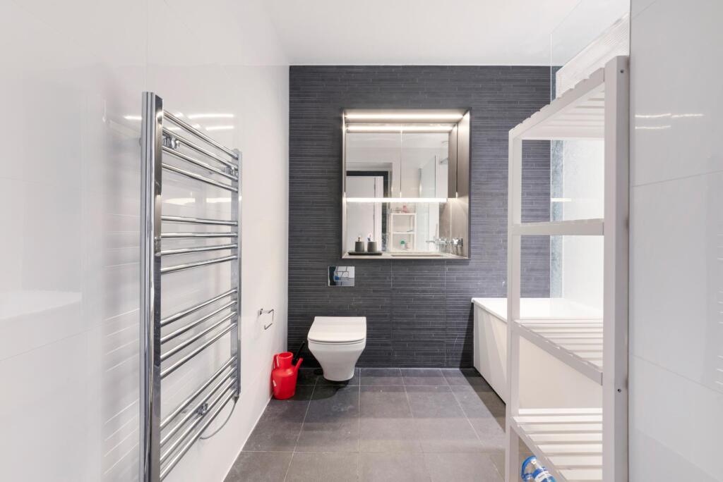 Apartment in London, St John's Estate, Isle of Dogs - More