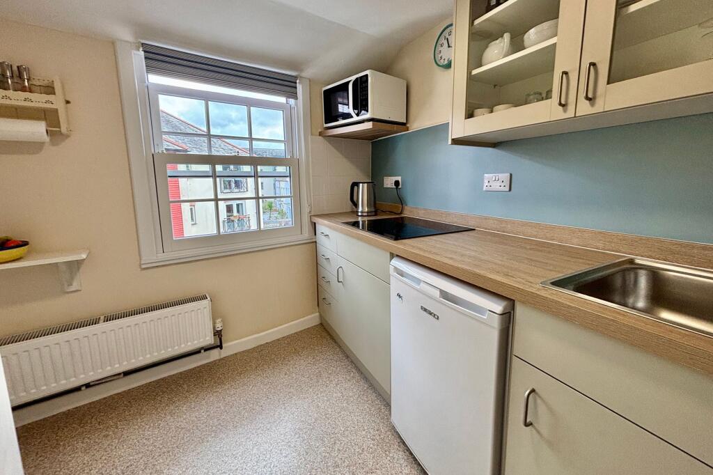 Apartment in Penryn, Bissom - View 4