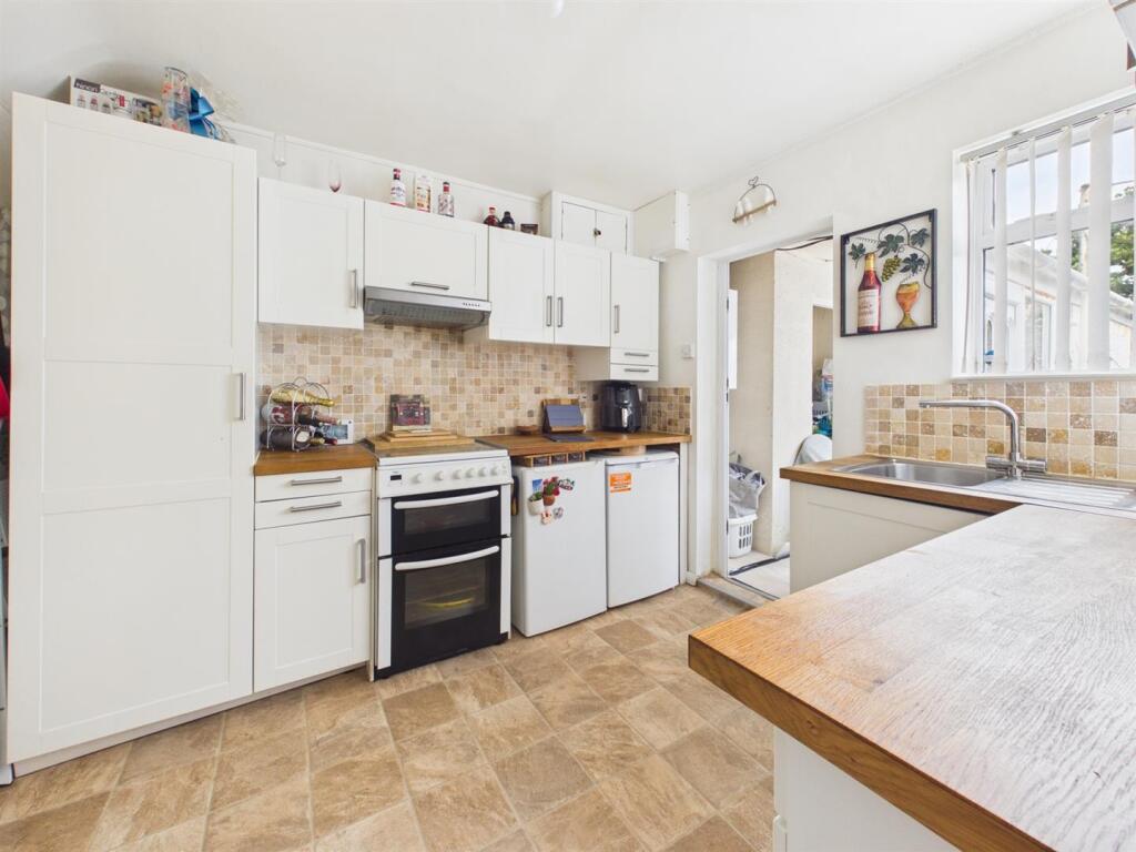 House in Gloucester, Gloucestershire - More