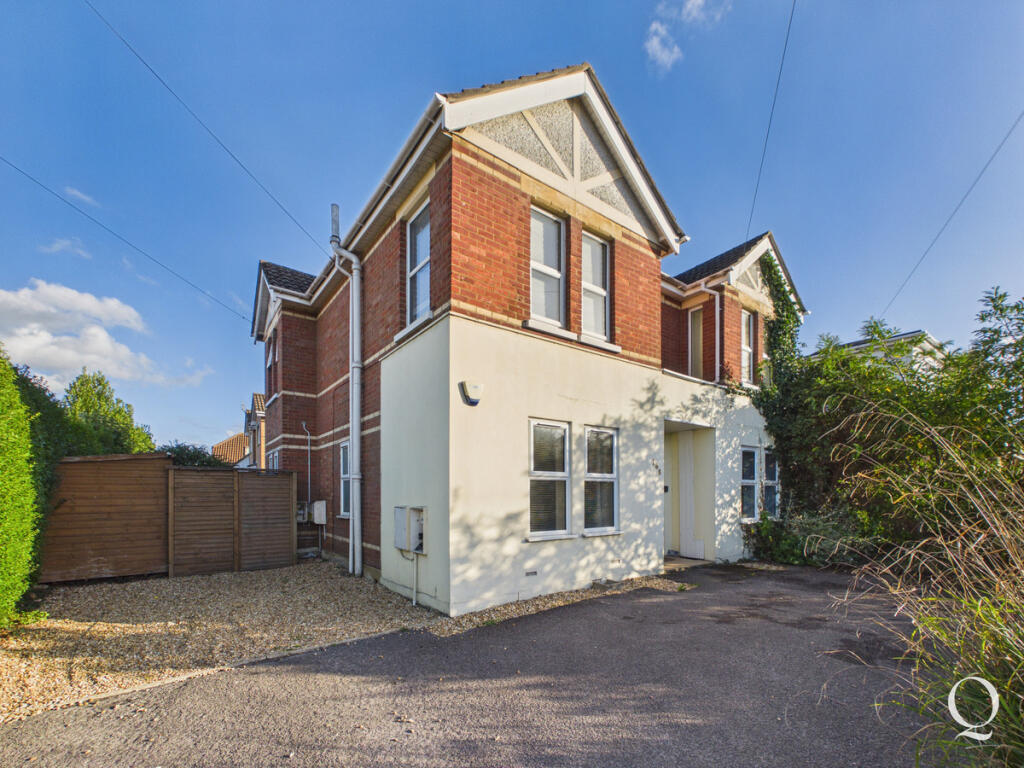 2-bed flat on Kinson Road, Bournemouth, £260,000