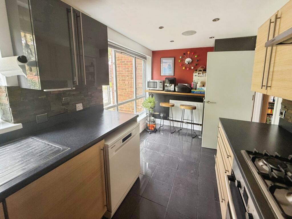 Apartment in Sutton - More