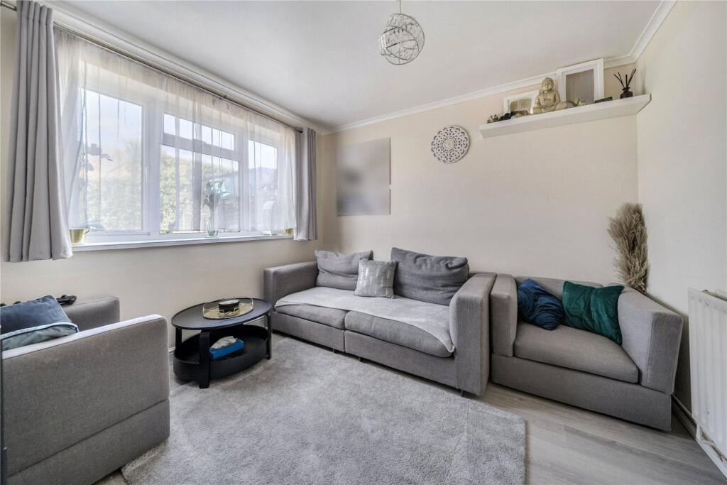 Rutherwyk Road, Chertsey, Surrey, KT16 photo 4