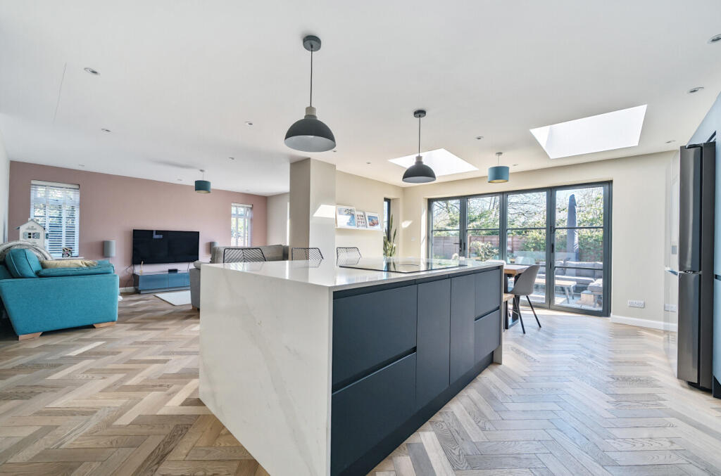 Radford Close, Farnham, Surrey, GU9 photo 4