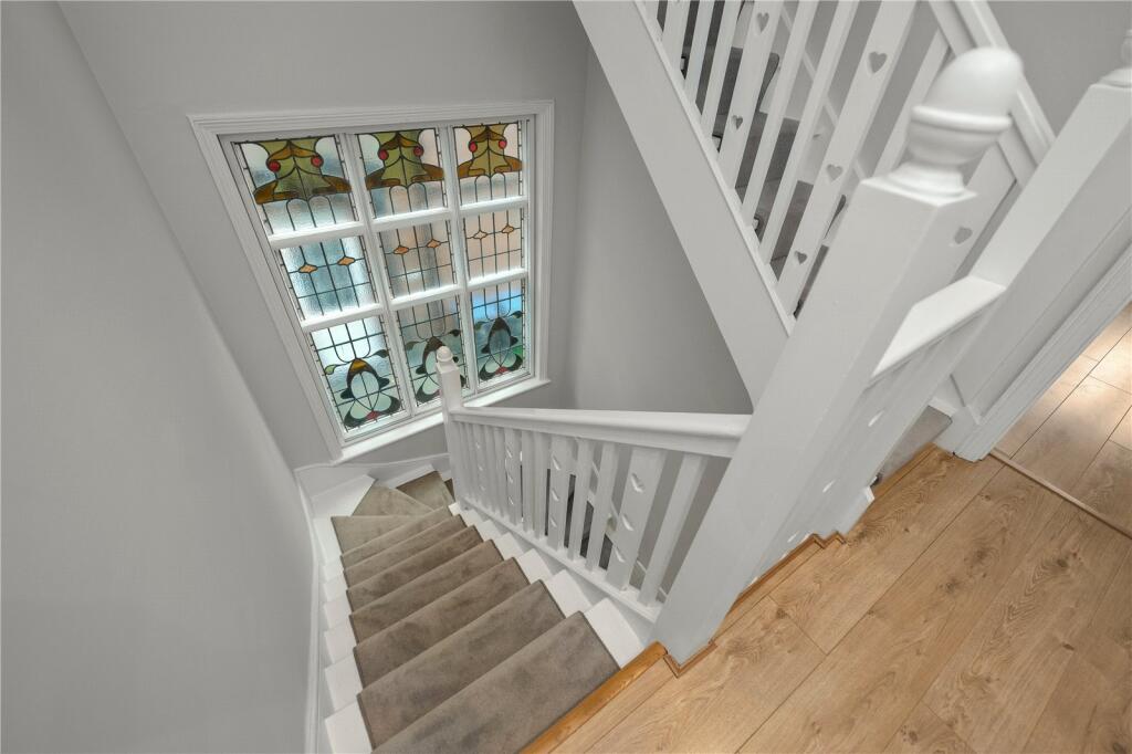 House in London, Royal Borough of Kingston upon Thames - View 4