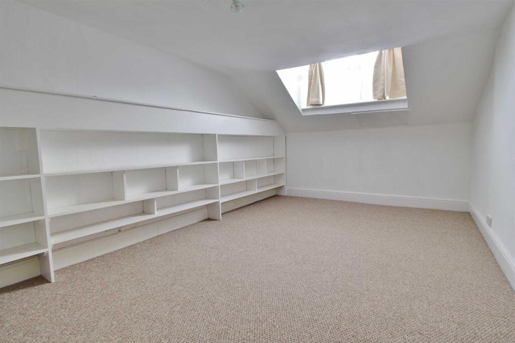 Apartment in Gloucester - View 4